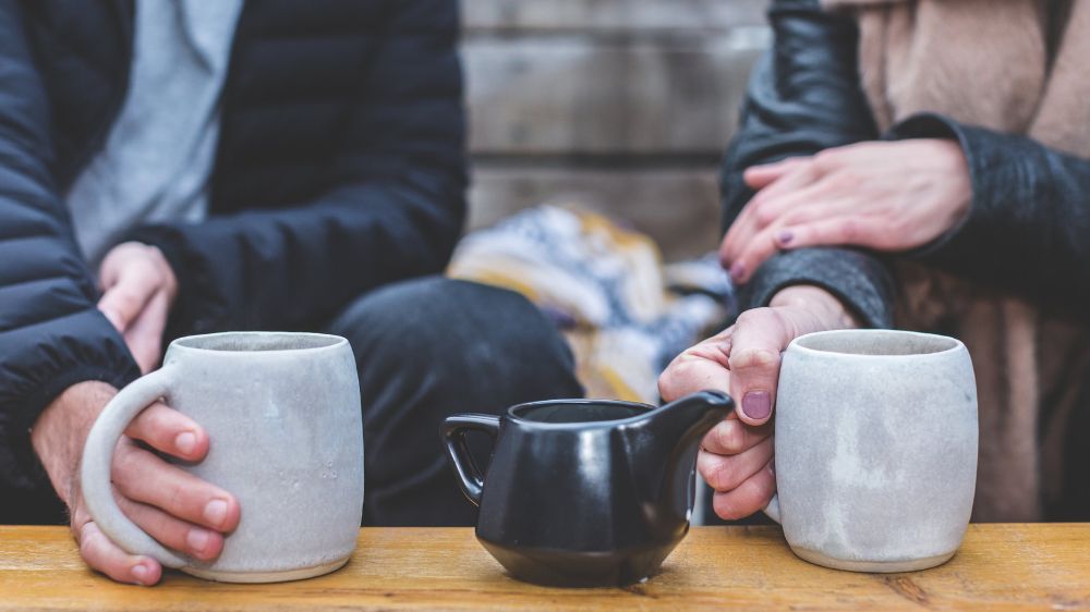 男女がカフェで話している