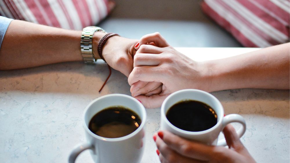 カフェでコーヒーを飲むカップル